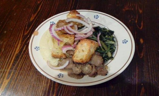 La cucina Pugliese: Purè di fave bianche con fave nere, cicorie, cipolla rossa e crostini di pane.